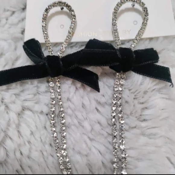 🎀🖤 Rhinestone Earrings 🖤🎀 - Picture 4 of 5